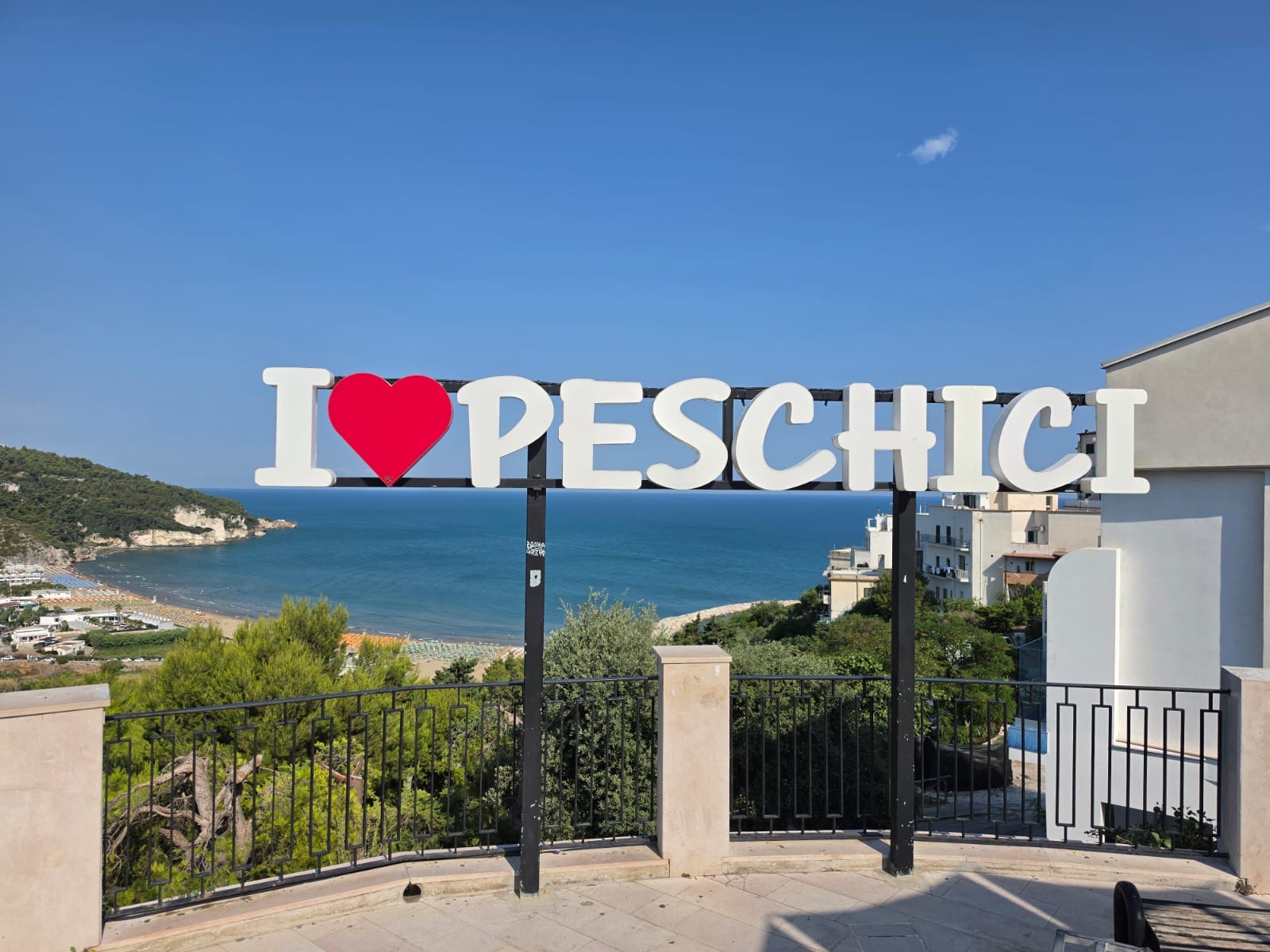 Peschici na Półwyspie Gargano — plaża i turkusowe morze