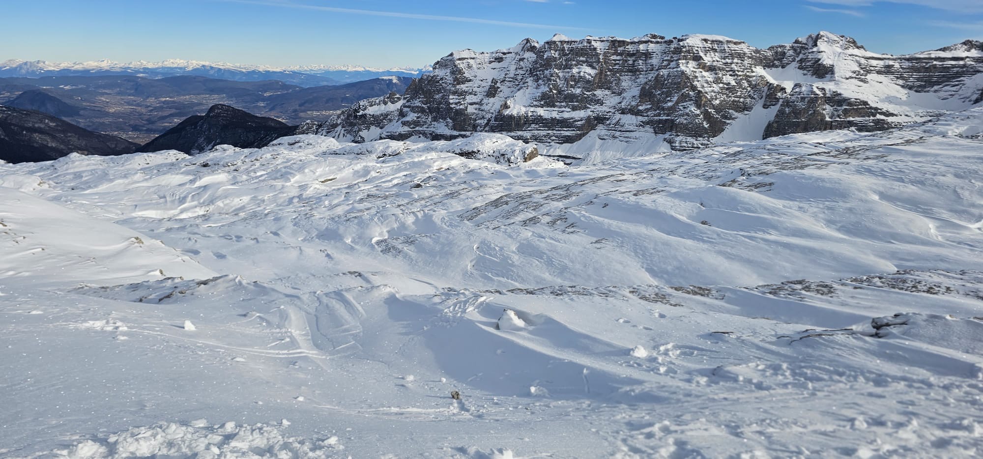 Ośnieżone szczyty Dolomitów w Dolinie Słońca